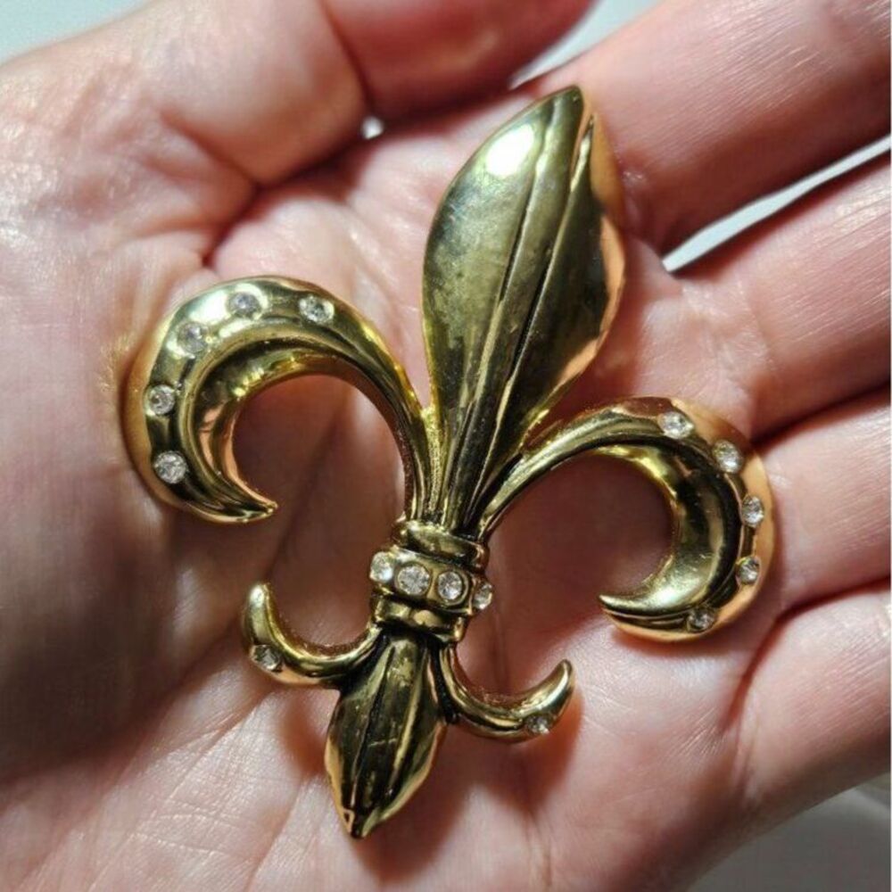 Gold tone fleur de lis brooch clear rhinestone